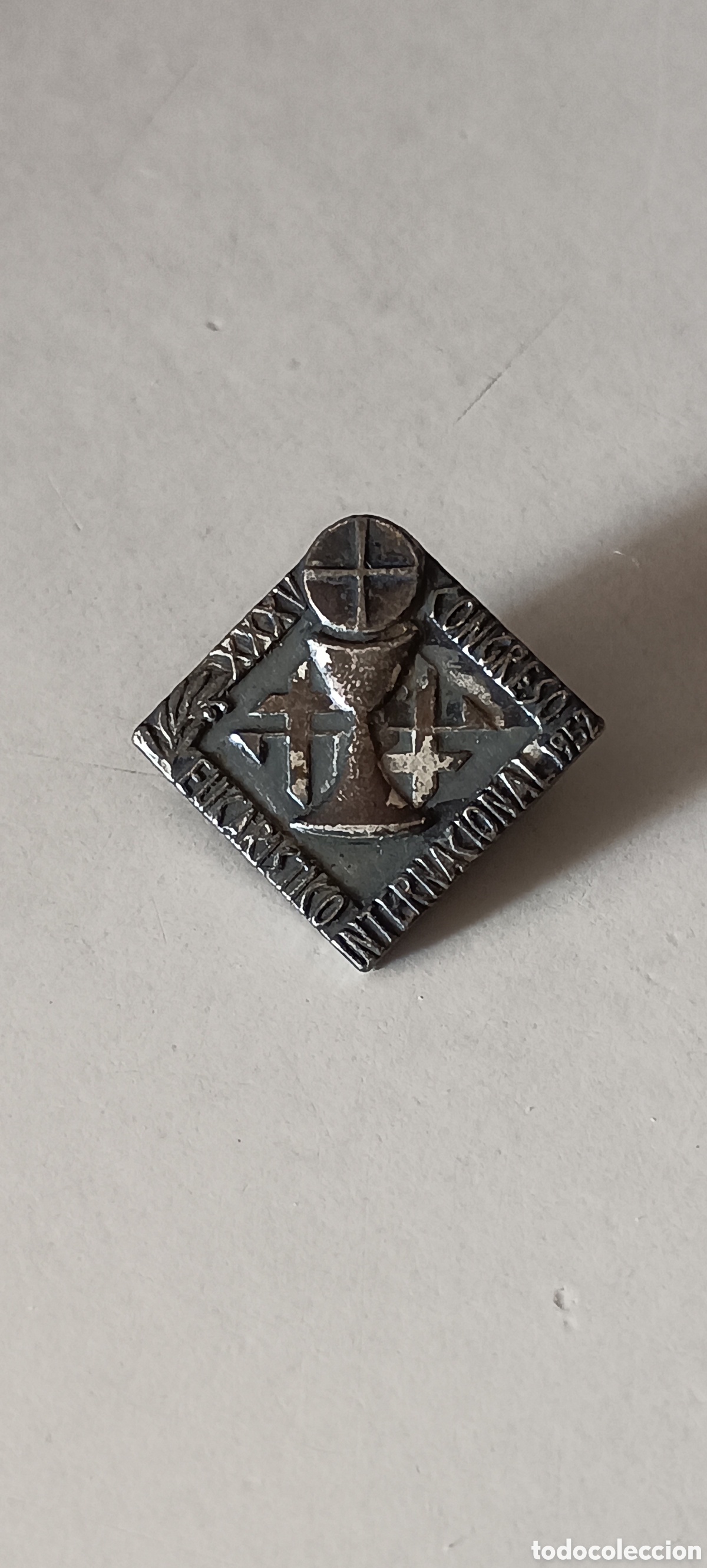 Pins de colecci&oacute;n: Pin o insignia antigua religiosa imperdible de ojal o solapa.1952