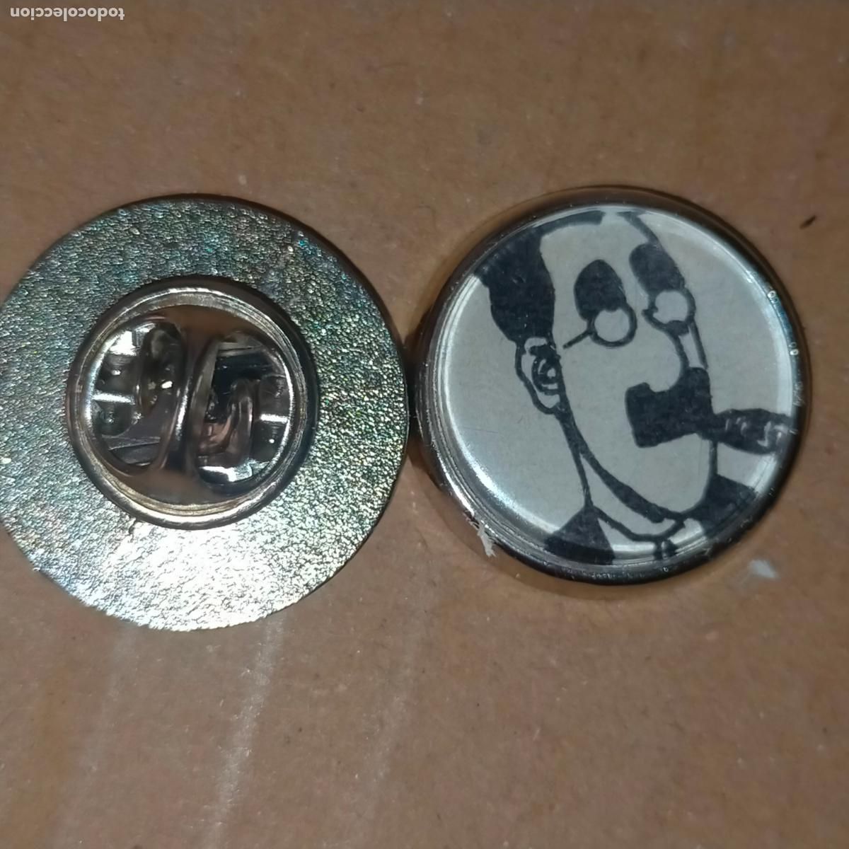Pin's de collection: PIN REDONDO METAL - comic historieta grou&ntilde;idos en el desierto