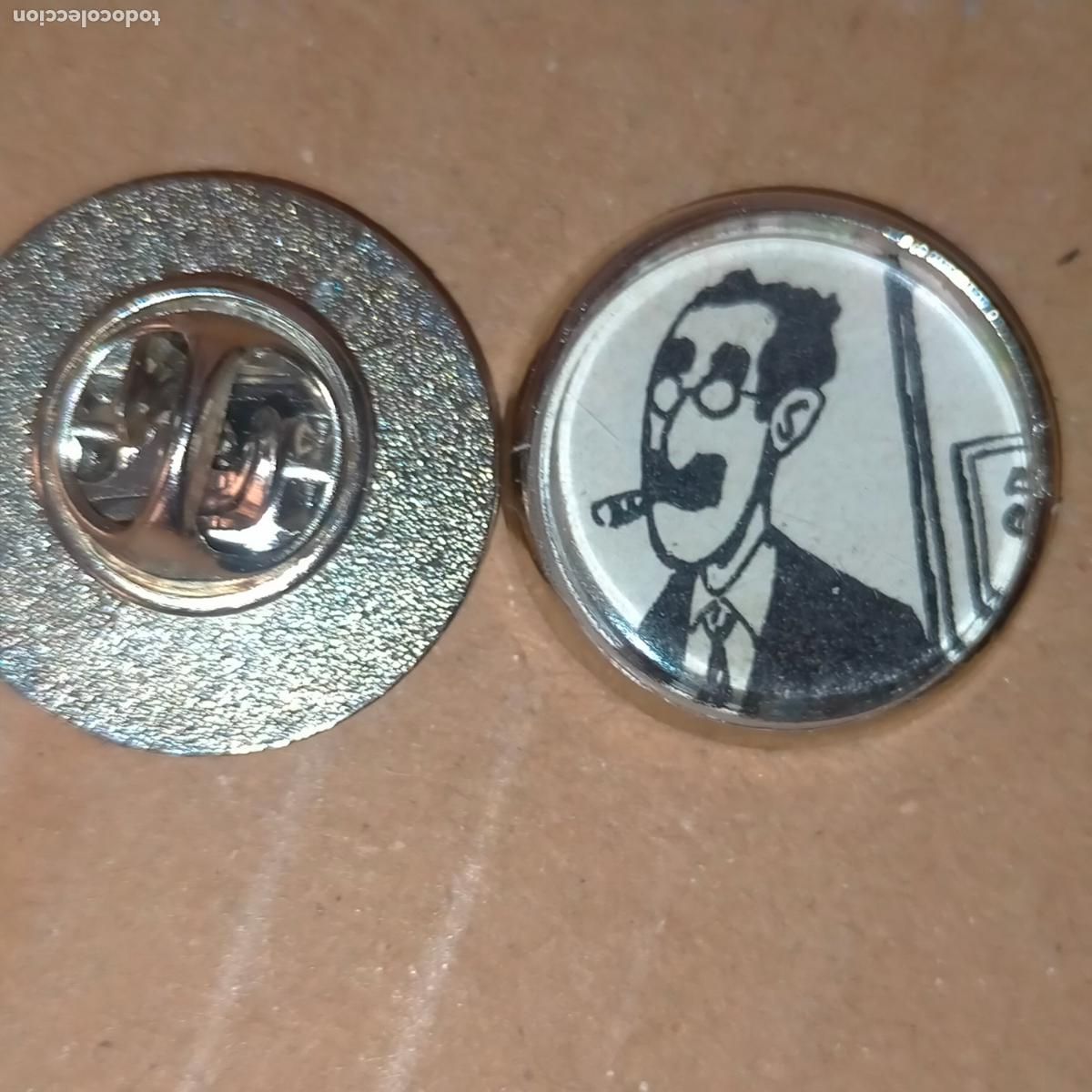 Pin's de collection: PIN REDONDO METAL - comic historieta grou&ntilde;idos en el desierto