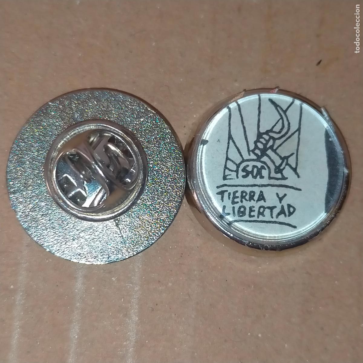 Pin's de collection: PIN REDONDO METAL - POLITICO TIERRA Y LIBERTAD