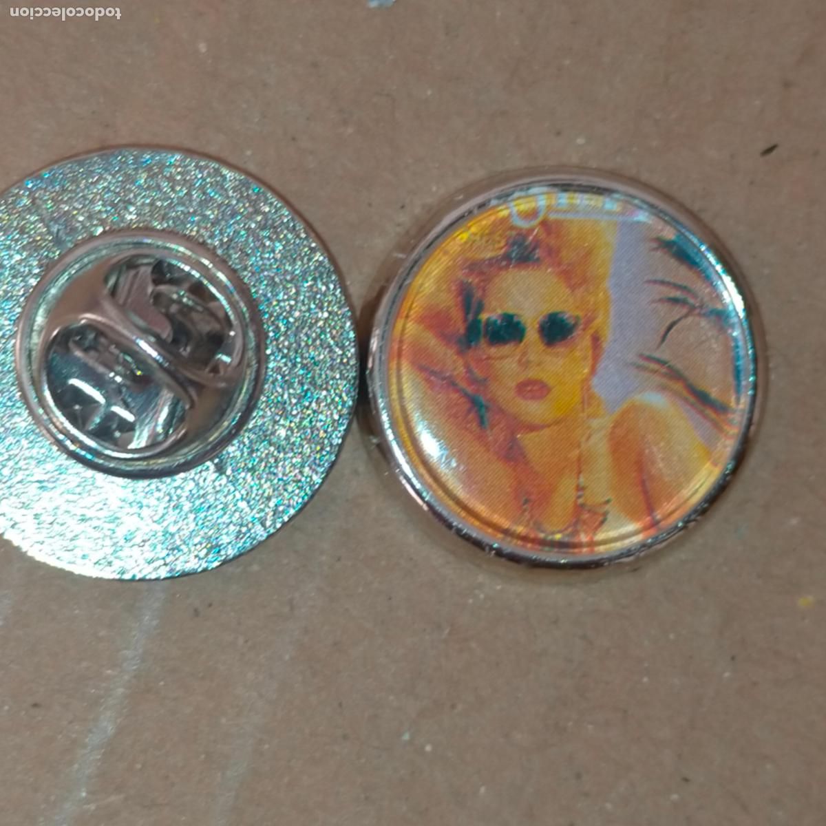 Collection pins: PIN REDONDO METAL - er&oacute;tico mujer