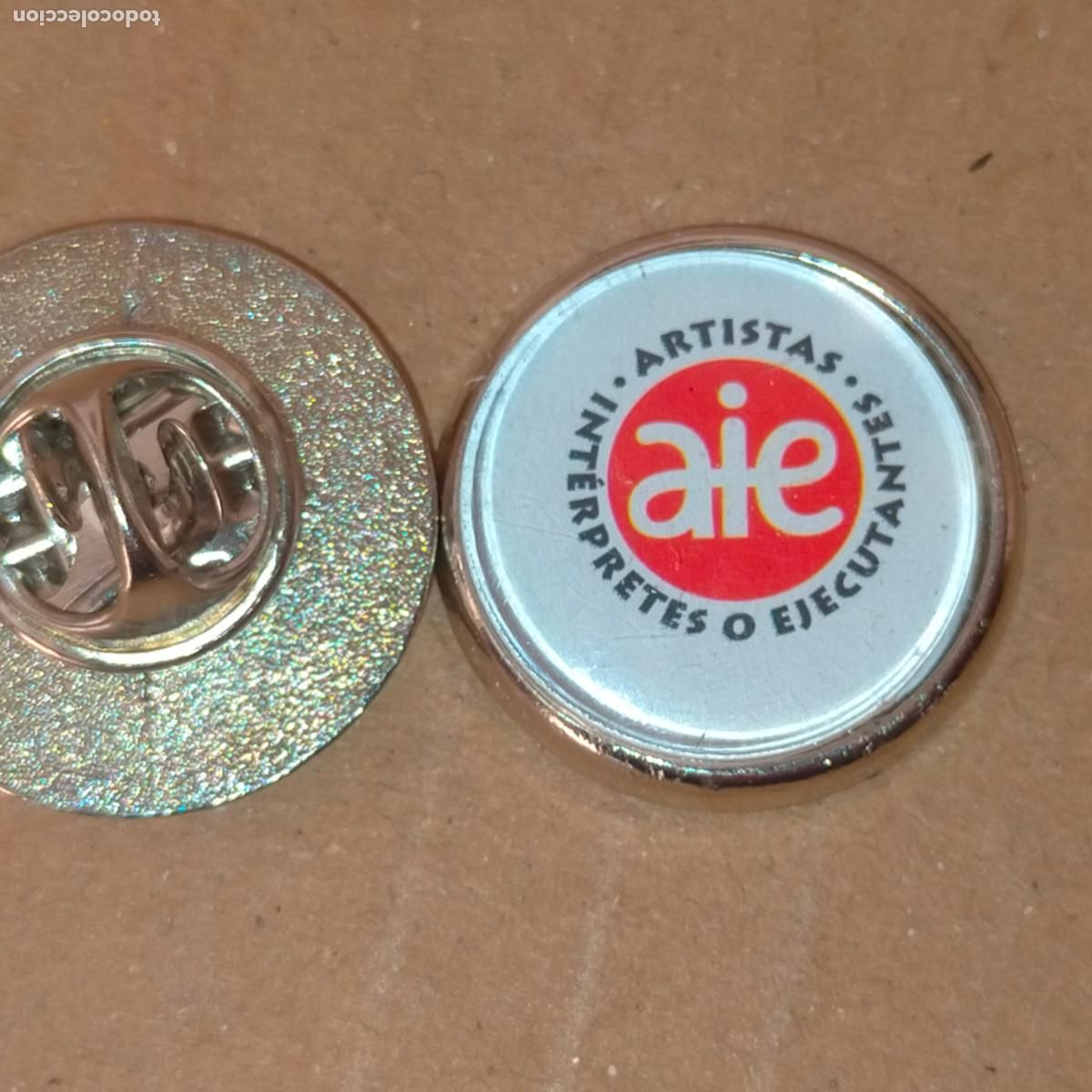 Collection pins: PIN REDONDO METAL - artistas int&eacute;rpretes ejecutantes