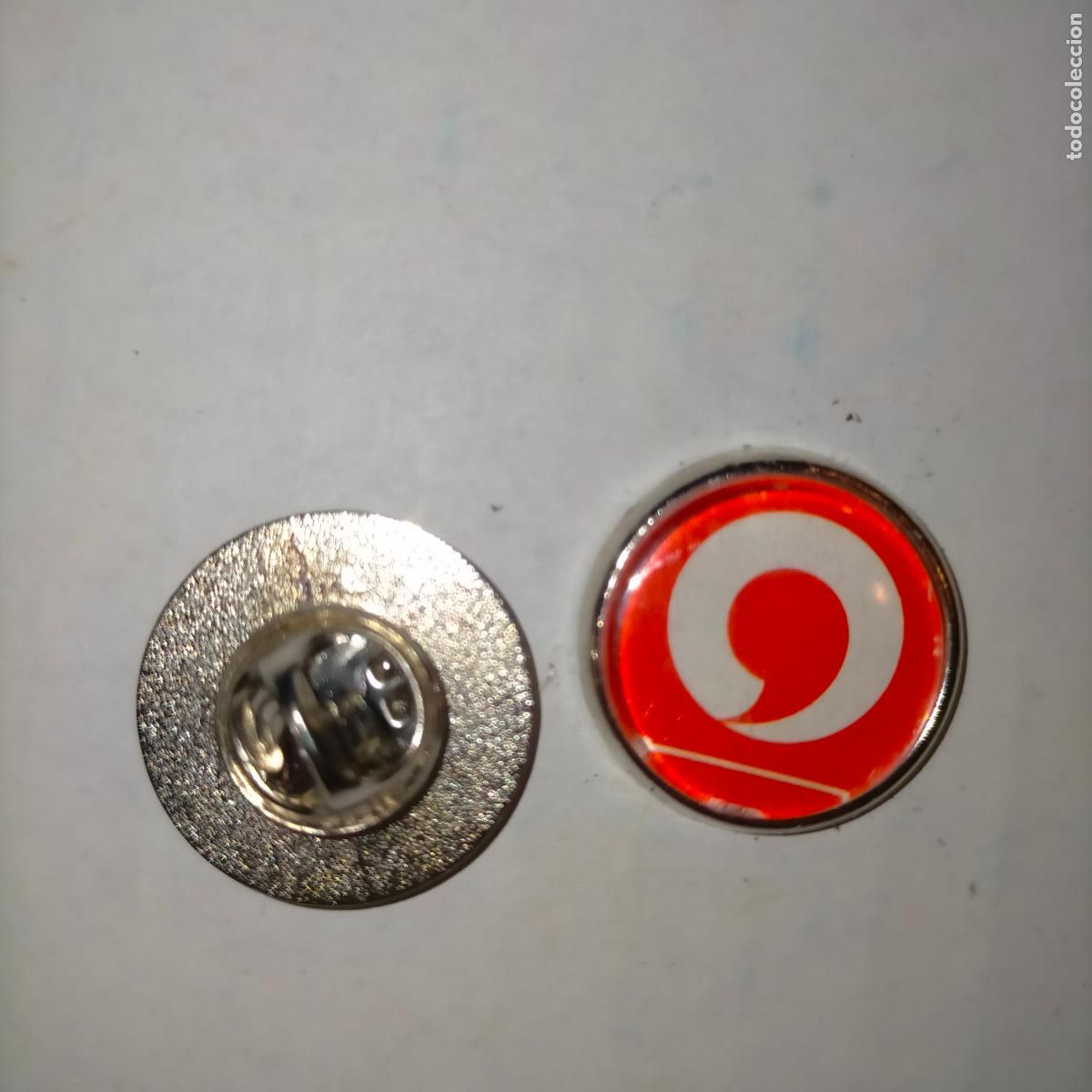 Pins de colecci&oacute;n: pin redondo metal - telefon&iacute;a m&oacute;vil Vodafone