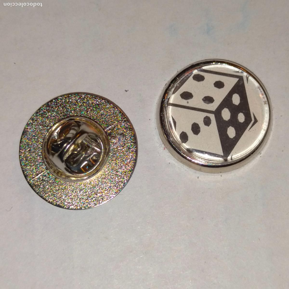 Pin's de collection: pin redondo metal - azar loter&iacute;a dado de la suerte