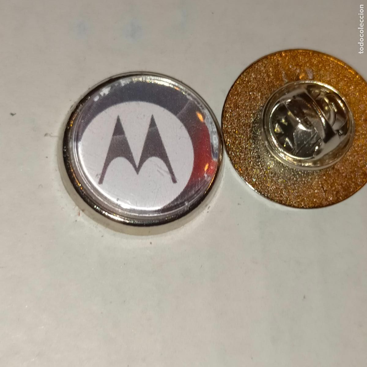 Pin's de collection: pin redondo metal - tel&eacute;fonos Motorola
