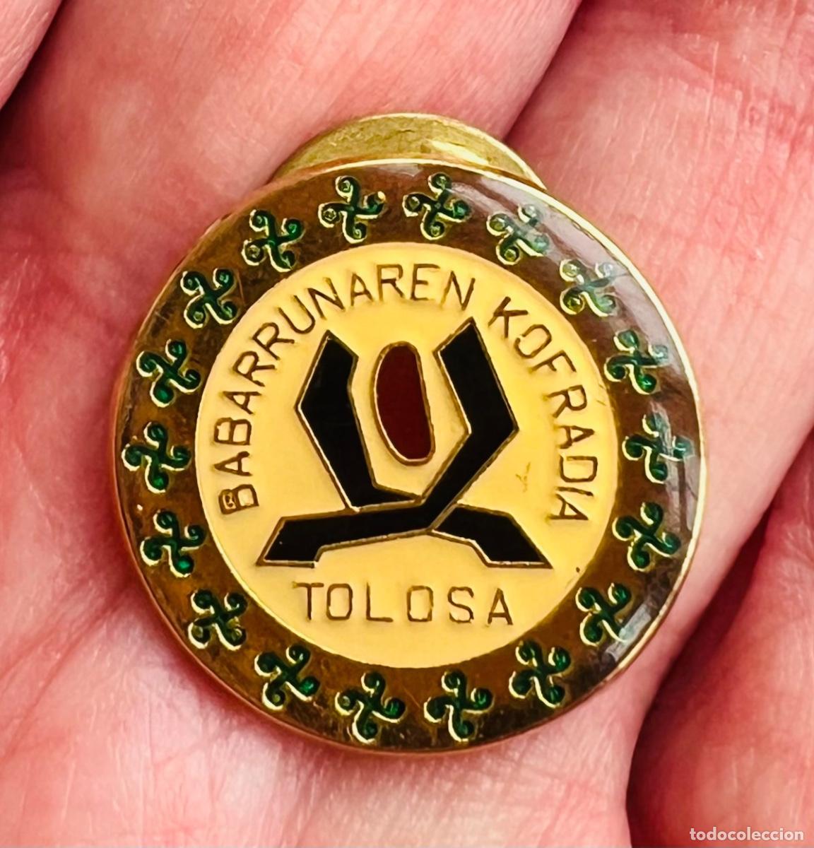 Pins de colecci&oacute;n: Pin Babarrunaren Kofradia - Tolosa (Guip&uacute;zcoa) - Cofrad&iacute;a de la alubia de Tolosa - Gastronom&iacute;a