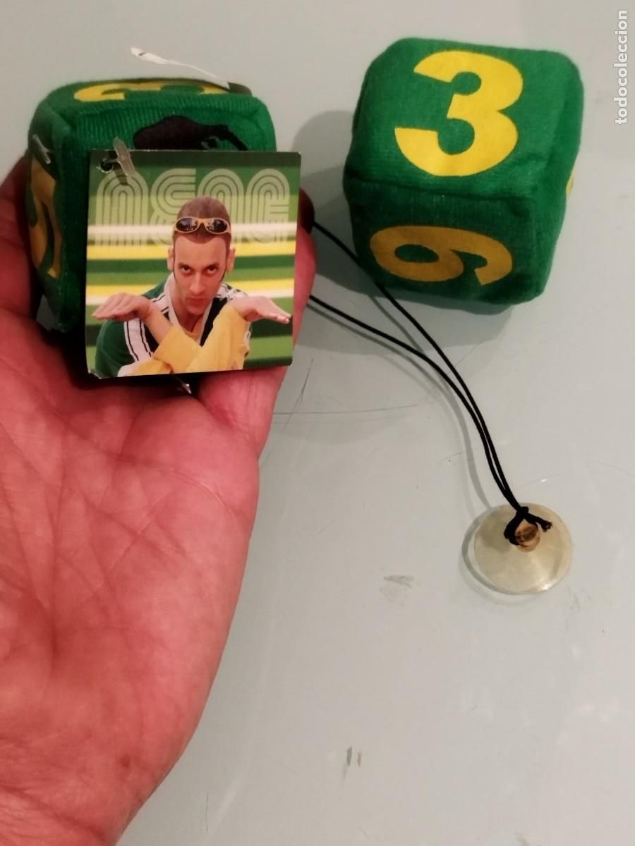 Sammlung von Pins: Pareja de dados del neng de castefa, originales de Antena 3 televisi&oacute;n. Para colgar en el coche.