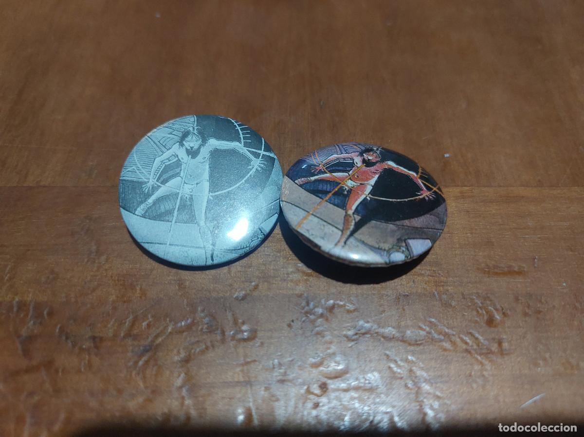 Pins de colecci&oacute;n: THA. BLANCO Y NEGRO Y COLOR. COMIC. 2 CHAPA PIN. 0,31 MM MET&Aacute;LICA POR DETR&Aacute;S. SIN USO. DIFICIL