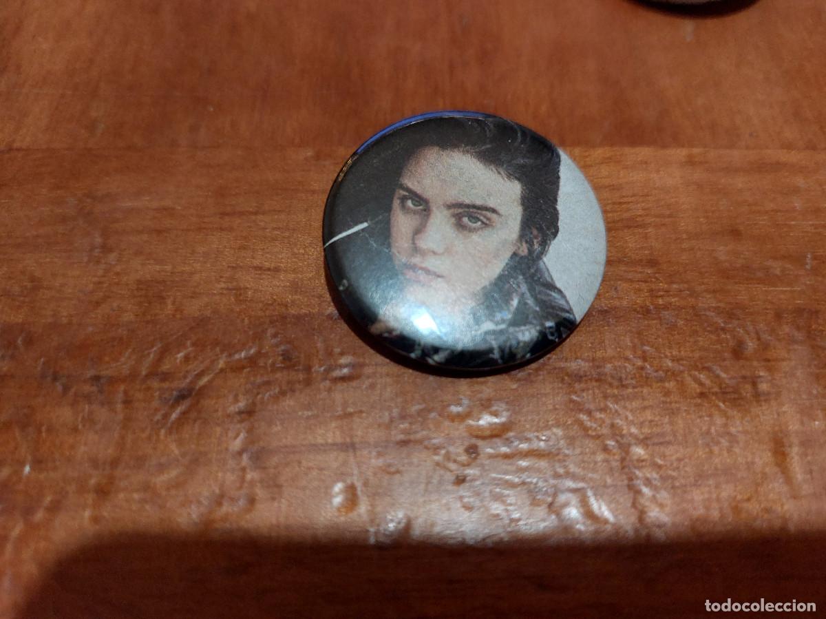 Pins de colecci&oacute;n: BILLIE ELLISH. M&Uacute;SICA CHAPA PIN. 0,31 MM MET&Aacute;LICA POR DETR&Aacute;S. SIN USO. DIFICIL