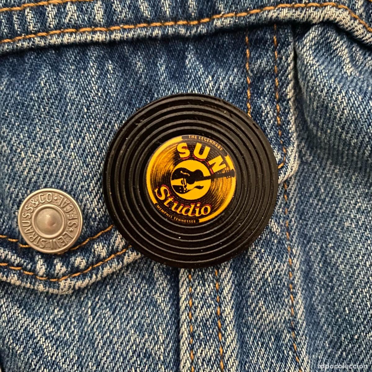 Collection pins: PIN METALICO ESMALTADO GRAN FORMATO 4CMS. DIAMETRO APROX. METAL Y RESINA DISCO VINILO SUN RECORDS