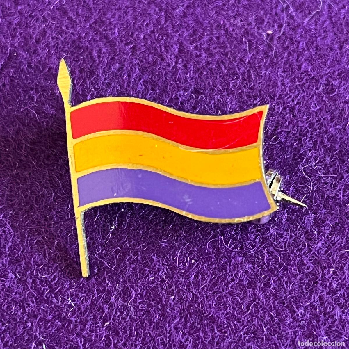 Pin's de collection: ANTIGUA INSIGNIA DE ALFILER CON LA BANDERA II REPUBLICA. TRICOLOR. ORIGINAL.