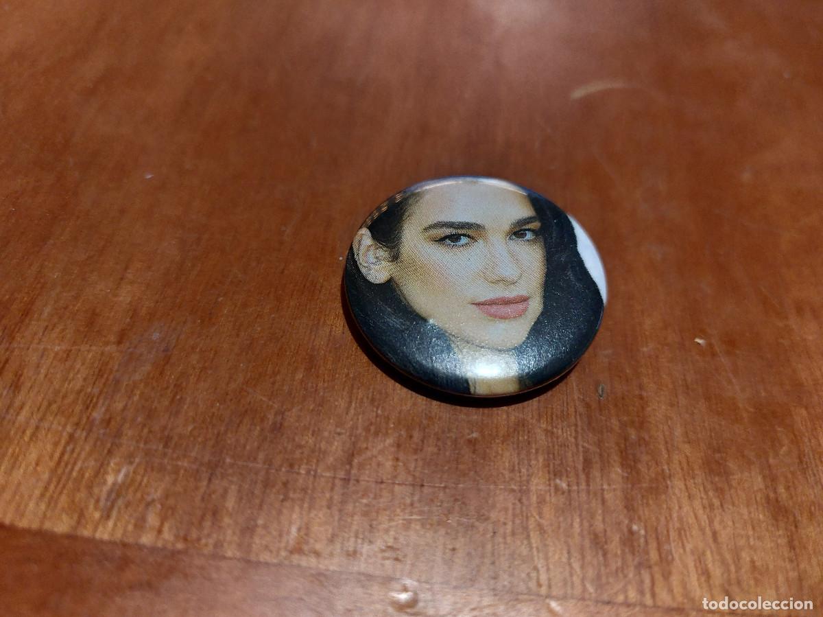 Pins de colecci&oacute;n: PUA LIPA. CANTANTE. CHAPAS. PIN. 0,31 MM. MET&Aacute;LICA POR DETR&Aacute;S. SIN USO. DIFICIL