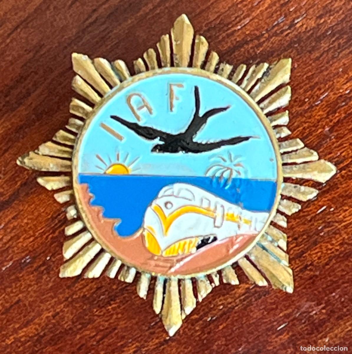 Pins de colecci&oacute;n: Pin esmaltado conmemorativo, IAF, tren tur&iacute;stico en paisaje costero