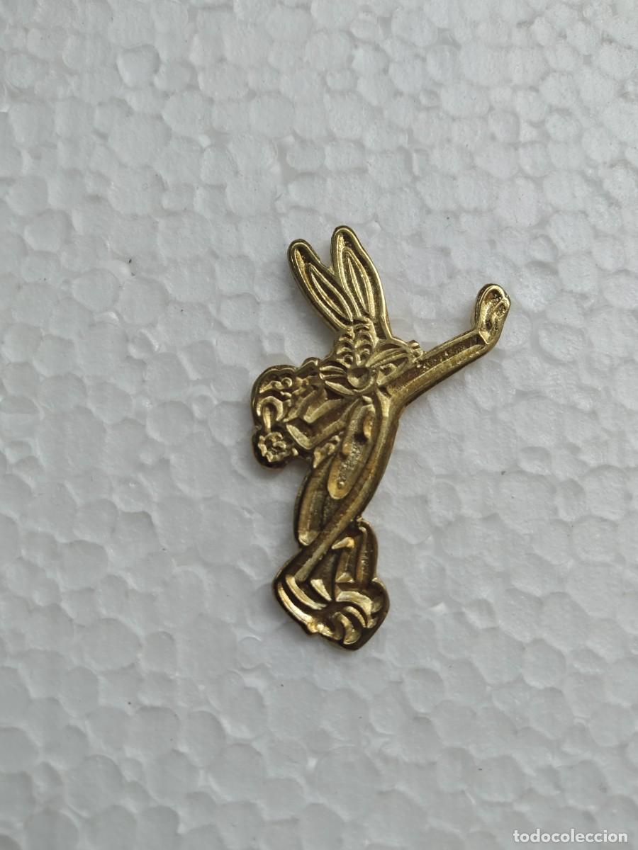 Pins de colecci&oacute;n: PIN BUGS BUNNY EL CONEJO DE LA SUERTE WARNER - Foto 1