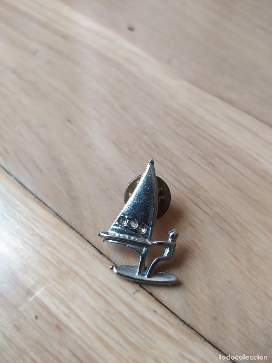 Pins de colecci&oacute;n: PIN VELERO SURFISTA. - Foto 1