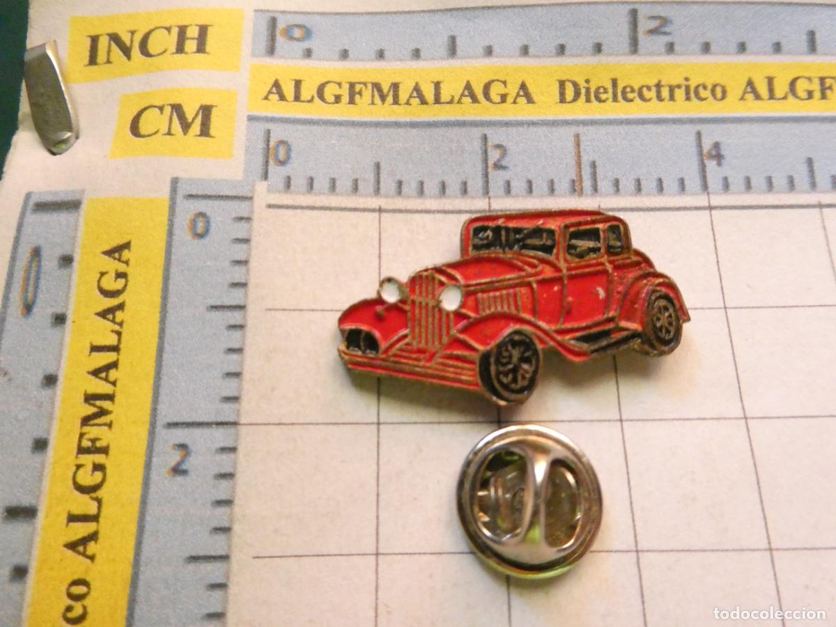 Pins e Spille di collezione: PIN DE COCHES MOTOS. COCHE ANTIGUO ROJO