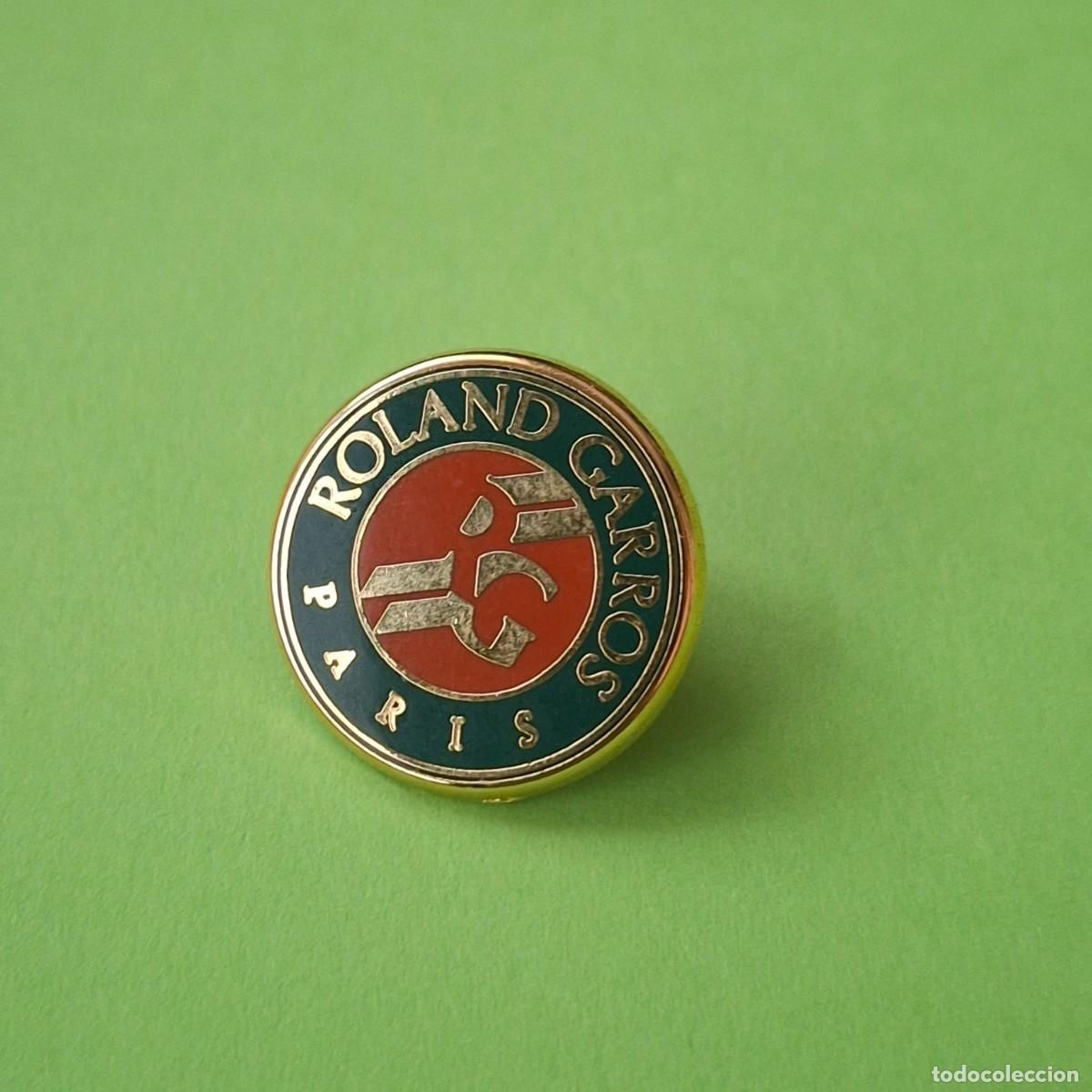 Pin's de collection: PIN - ROLAND GARROS PARIS - TENIS TENNIS - ARTHUS BERTRAND PARIS
