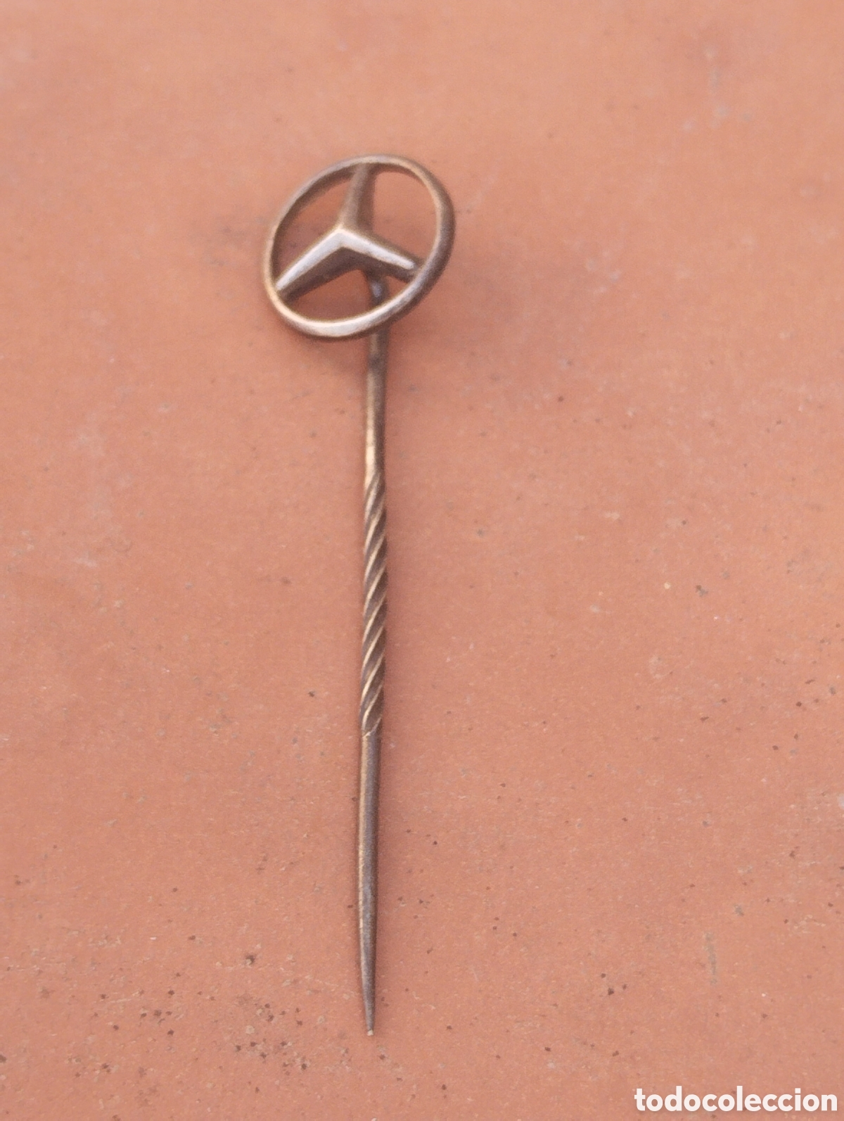 Pins de colecci&oacute;n: Antigua aguja de solapa de Mercedes-Benz
