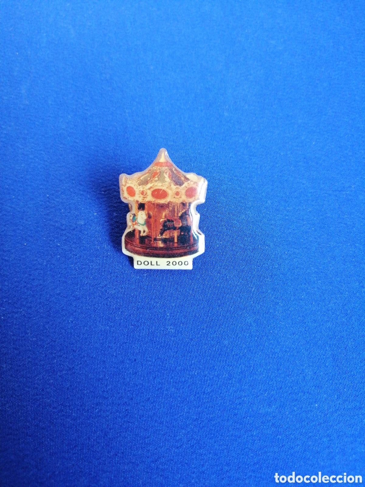 Pin's de collection: T&Iacute;O VIVI&Oacute; - CASA DE MU&Ntilde;ECAS - DOLL 2000 PIN