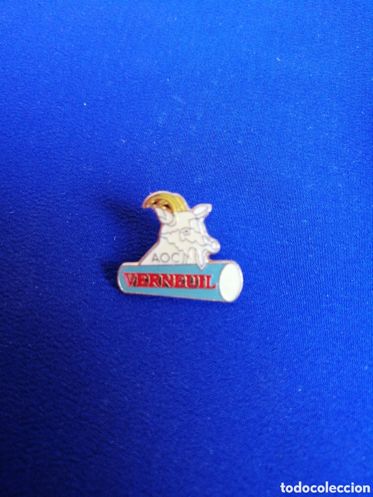 Pin's de collection: LAITERE VERNEUIL COOPERATIVA LECHERA FRANCESA PIN