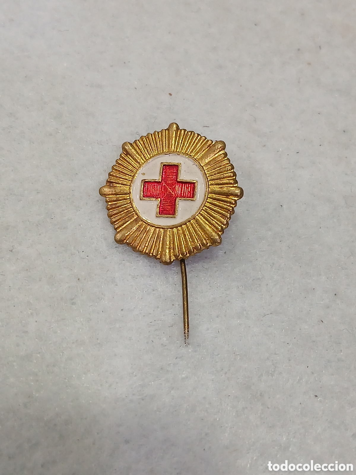 Collection pins: Insignia Cruz Roja. (L127)