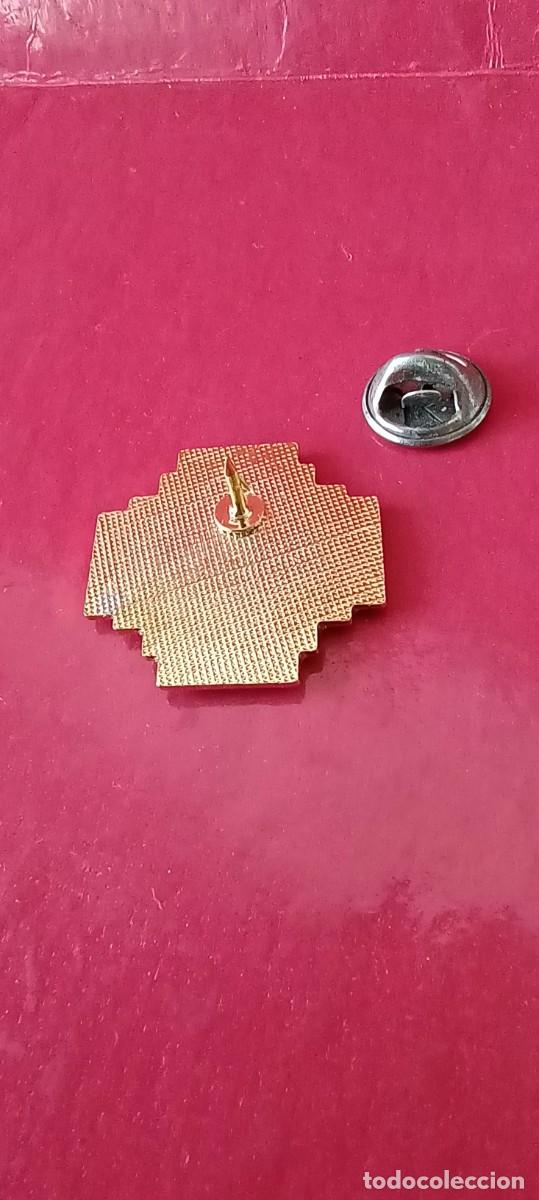 Pins de colecci&oacute;n: Pin cruz de Jerusalem - en rojo - Foto 2