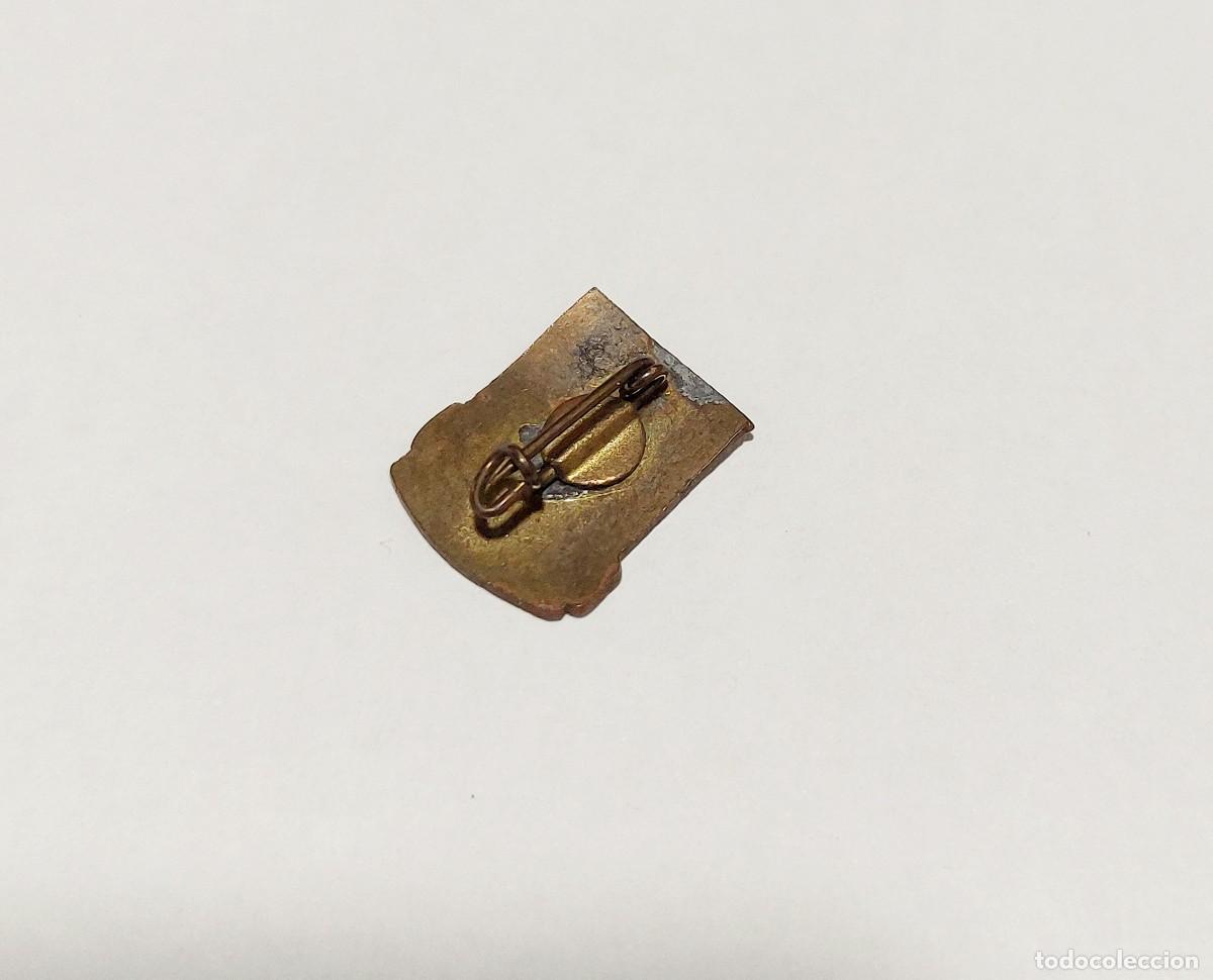Pins de colecci&oacute;n: Antigua insignia Olot - Foto 2