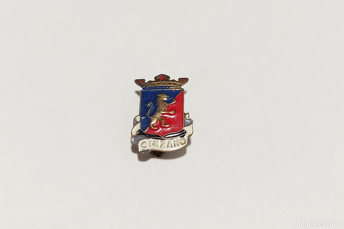 Pins de colecci&oacute;n: Antigua insignia Cinzano - Foto 1
