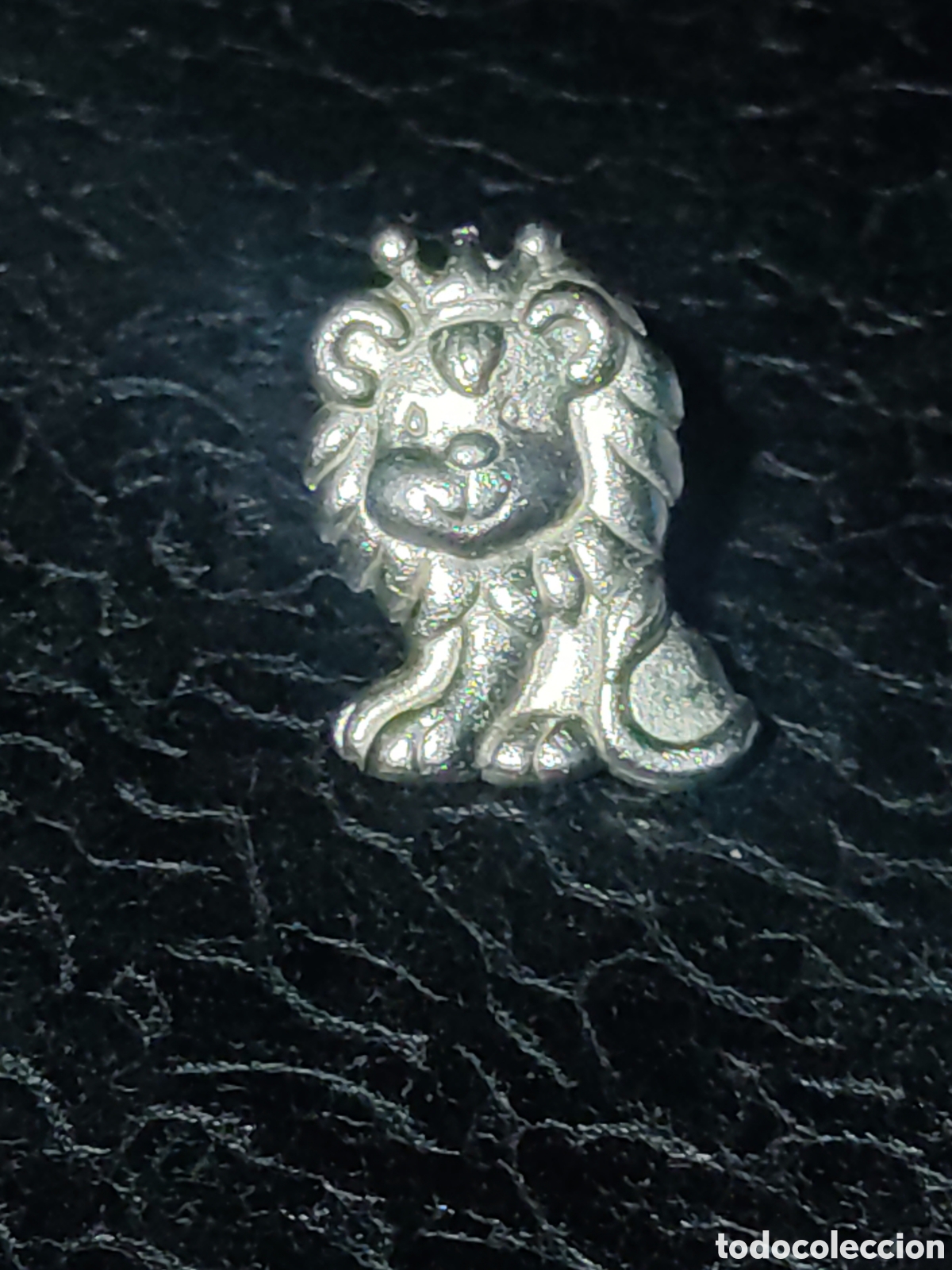 Pins de colecci&oacute;n: Pin rey Le&oacute;n plateado. - Foto 3
