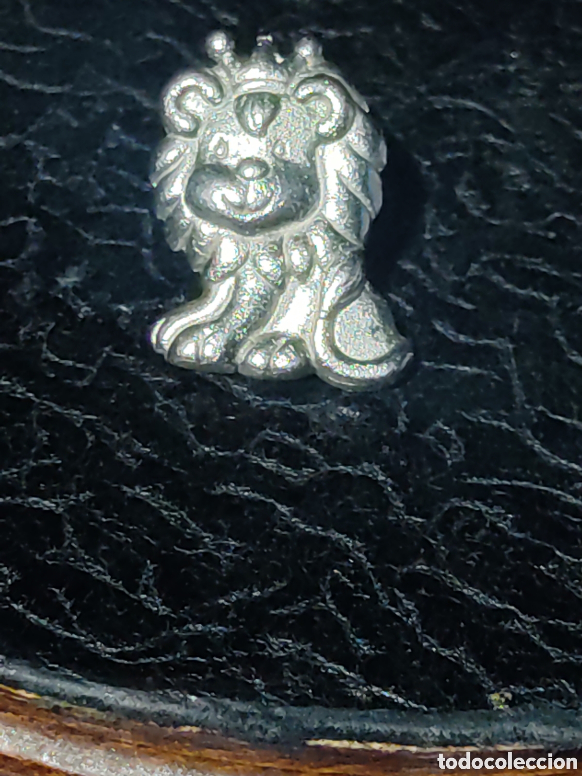 Pins de colecci&oacute;n: Pin rey Le&oacute;n plateado. - Foto 1