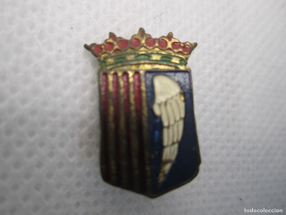 Pins de colecci&oacute;n: antigua insignia olot - Foto 1