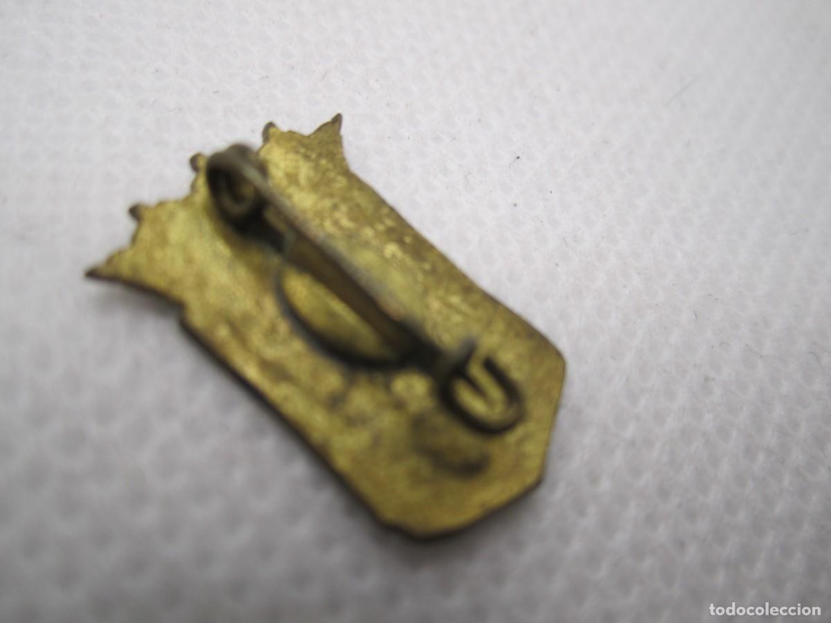 Pins de colecci&oacute;n: antigua insignia olot - Foto 2