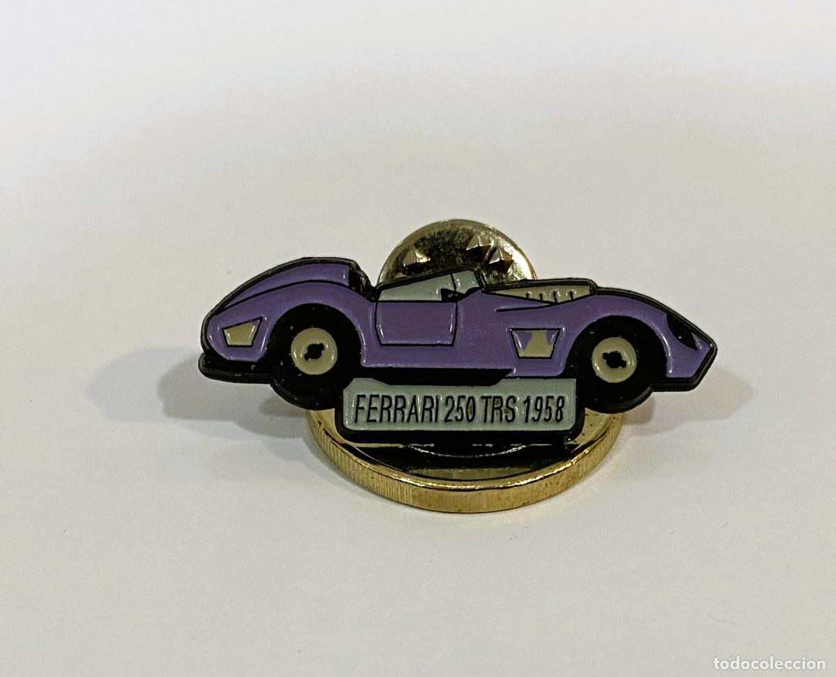 Pins de colecci&oacute;n: PIN COCHE CL&Aacute;SICO FERRARI 250 TRS COLOR MORADO (1958)