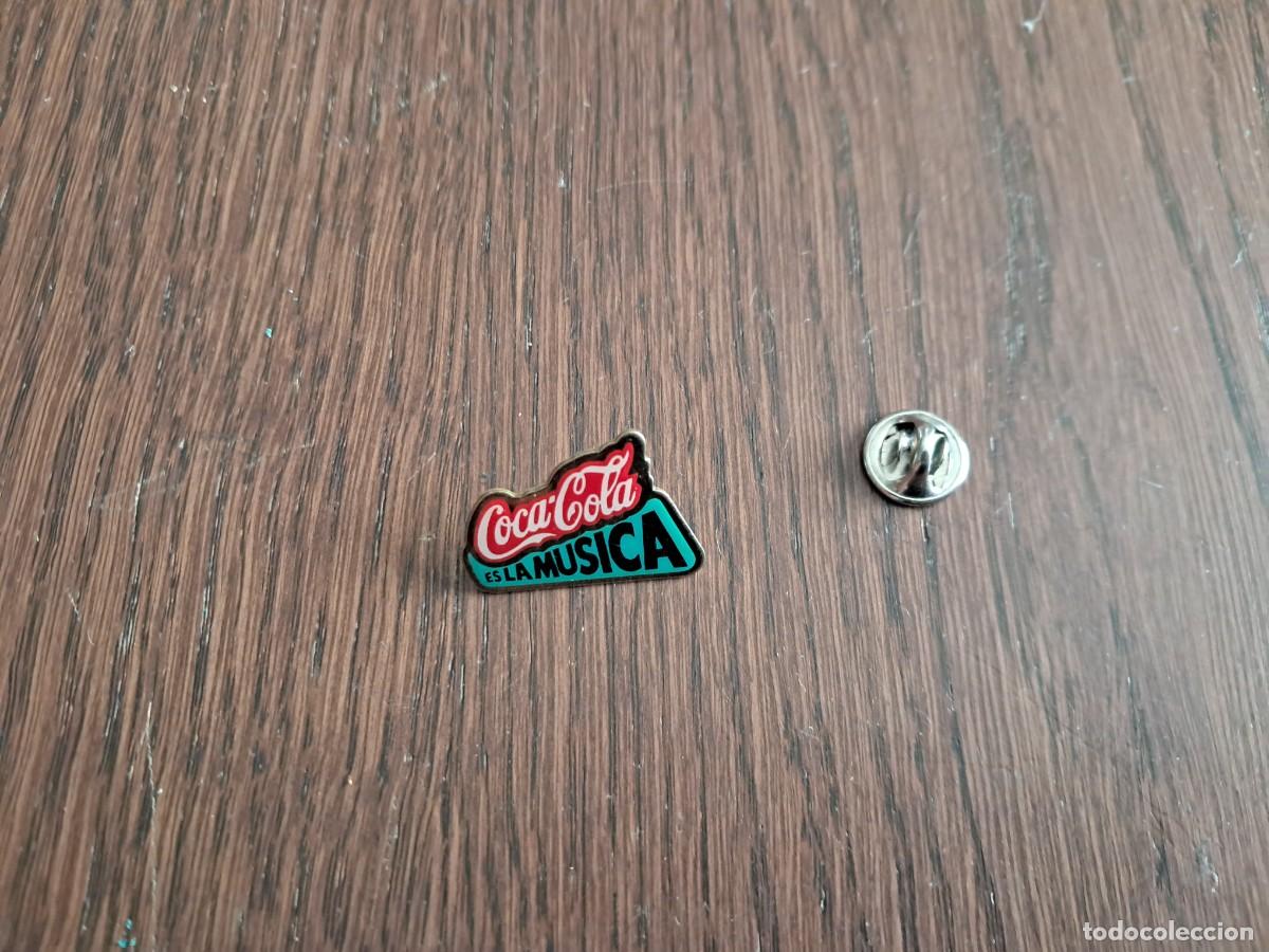 Pins de colecci&oacute;n: pin de publicidad, coca cola, es la m&uacute;sica.