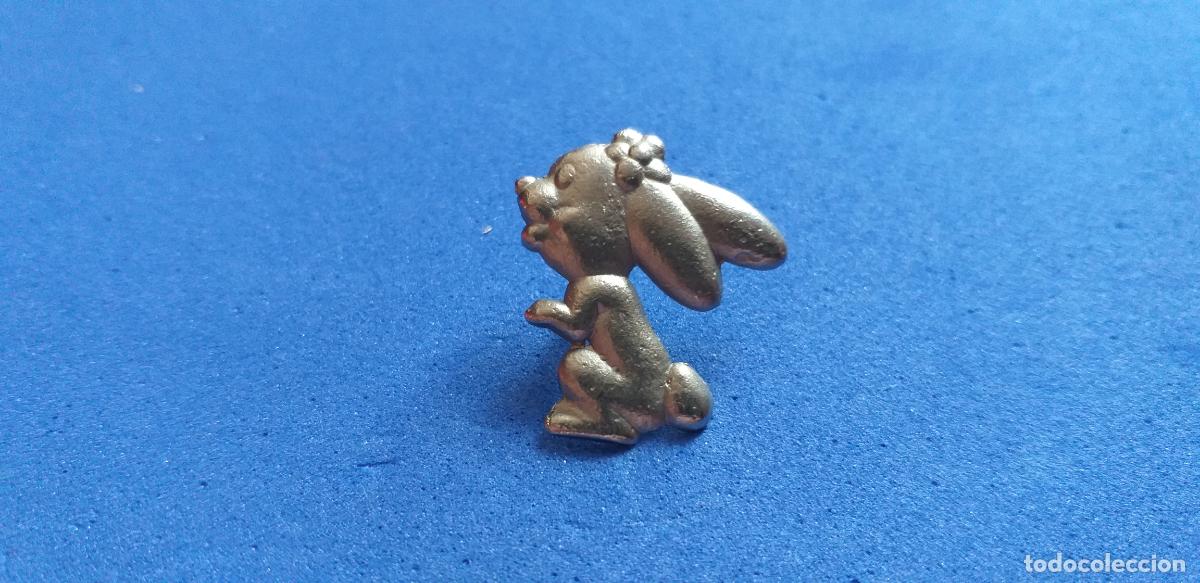Collection pins: Pin. Pins con forma de conejo. Conejita.