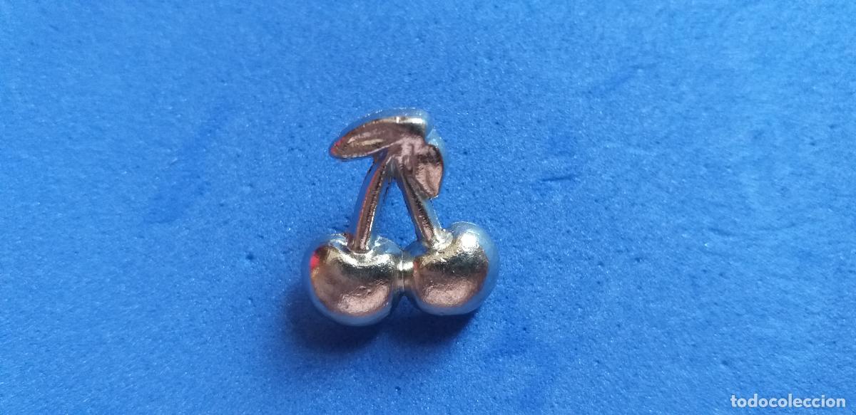 Collection pins: Pin. Pins con forma de racimo de dos cerezas. S&iacute;mbolo de la discoteca Pach&aacute;