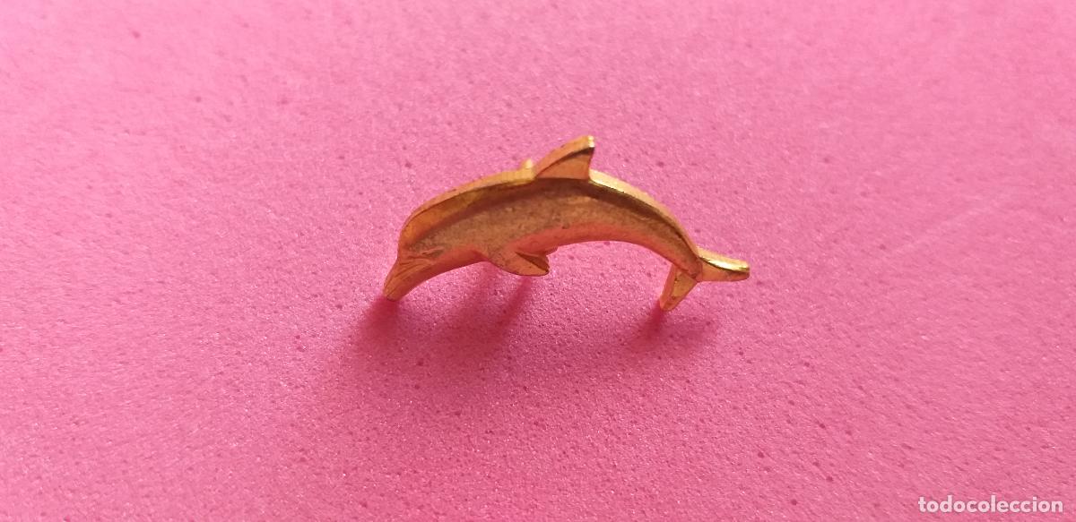 Collection pins: Pin. Pins. Imagen de delf&iacute;n pez. Dorado. Fauna. Animal