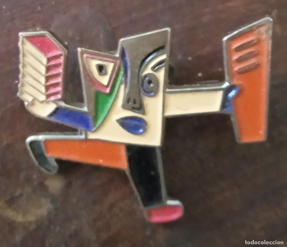 Pins de colecci&oacute;n: PIN JAVIER MARISCAL - CIRCULO DE LECTORES - Foto 1