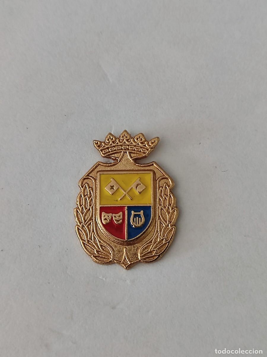 Pins de colecci&oacute;n: PIN HERALDICO DE BENAMOCARRA (MALAGA)