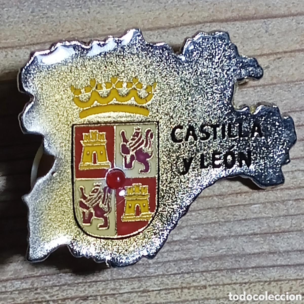 Collection pins: PIN CASTILLA Y LE&Oacute;N GRANDES DIMENSIONES 40x50 MM CON LUZ Y POSIBLEMENTE M&Uacute;SICA PERO SIN PILA MAPA