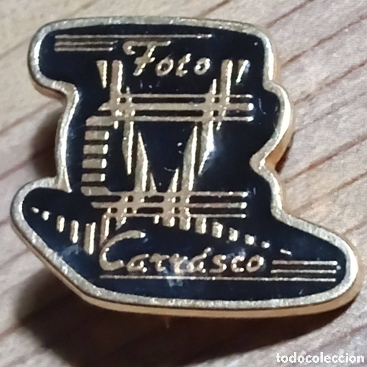 Pin's de collection: PIN INSIGNIA CON IMPERDIBLE FOTOGRAF&Iacute;A CARRASCO CEUTA ESTUDIO MATERIAL RETRATOS