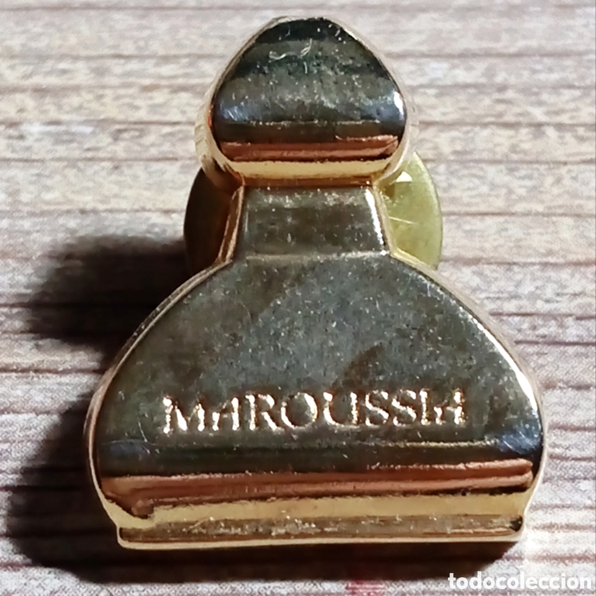 Pin's de collection: PIN MAROUSSIA PERFUME COLONIA BOTE CRISTAL EN SU BOLSITA ORIGINAL