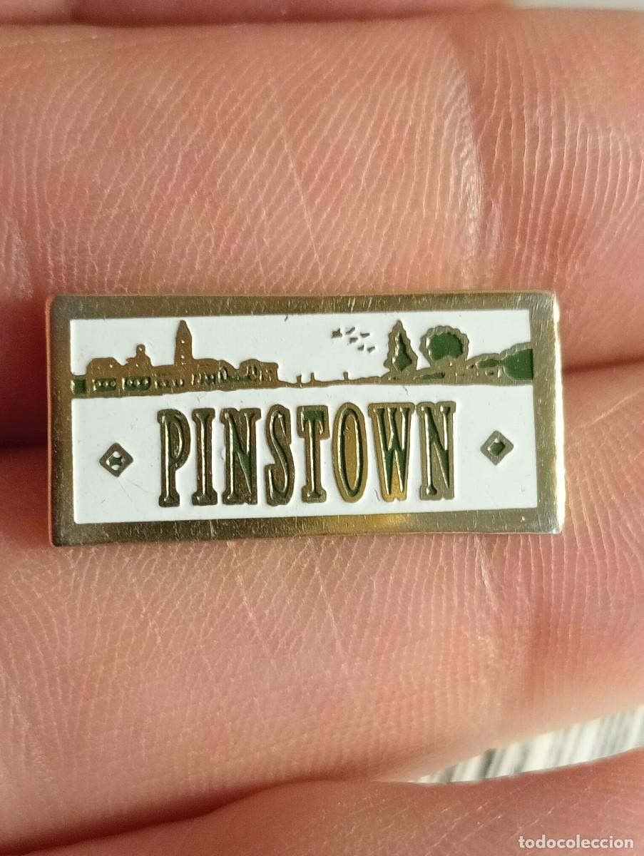 Pin's de collection: PINS PINSTOWN IDENTIFICAR ,TEMA TURISMO LUGARES PAISES INSIGNIA PIN