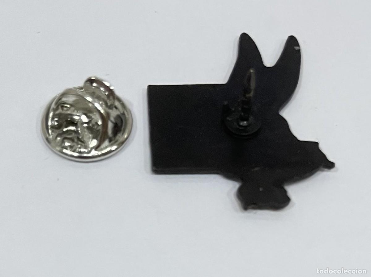 Pins de colecci&oacute;n: PIN DE BUGS BUNNY CON LA F&Oacute;RMULA DE LA TEOR&Iacute;A DE LA RELATIVIDAD DE EINSTEIN (E=mc2) - Foto 2