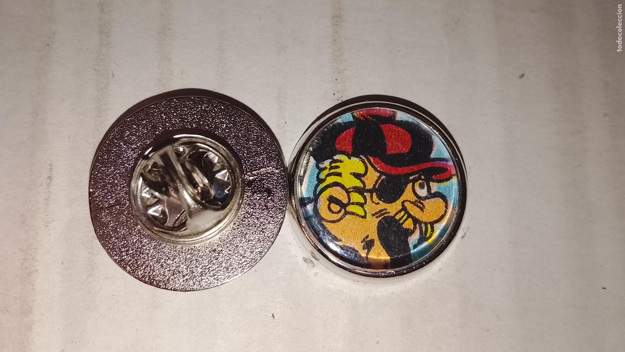 Sammlung von Pins: pin redondo metal - dibujos animados personajes Pipo en de slaapridder