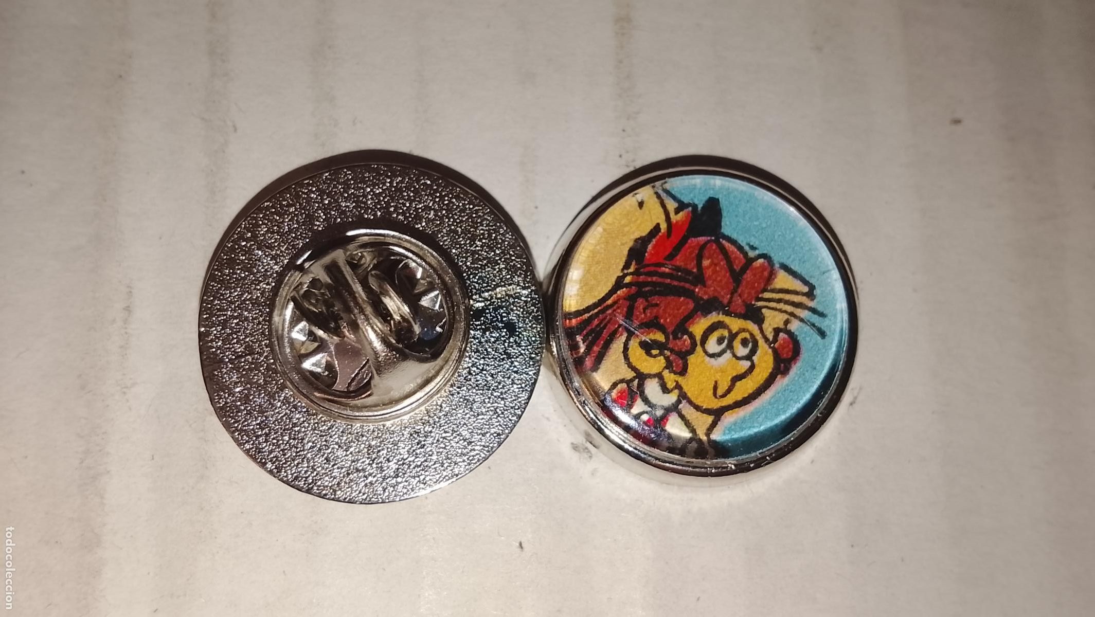 Sammlung von Pins: pin redondo metal - dibujos animados personajes Pipo en de slaapridder