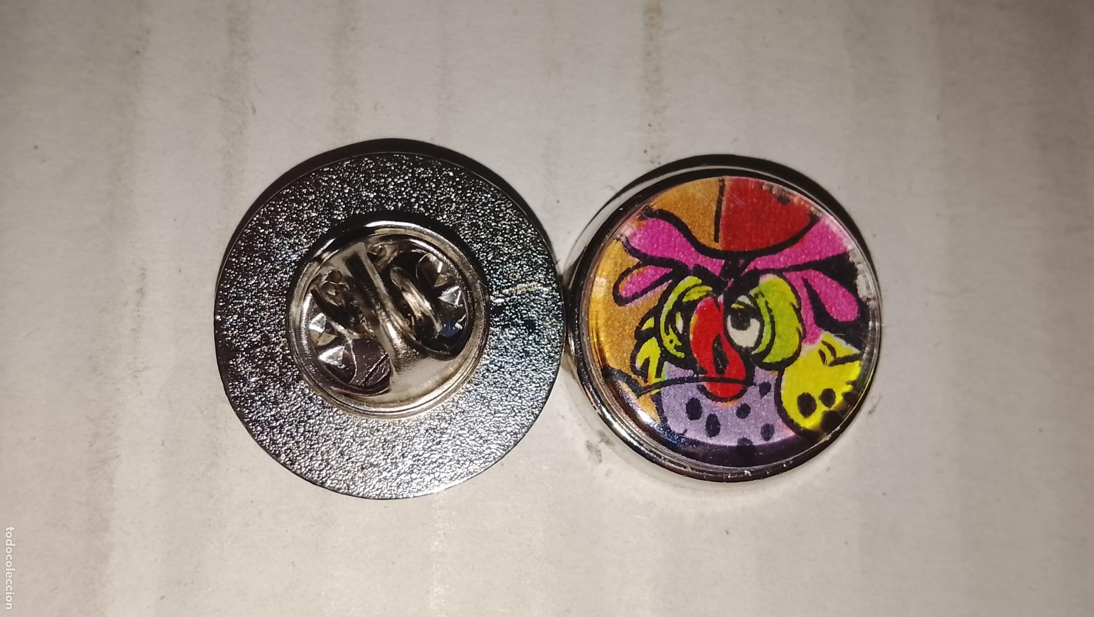 Sammlung von Pins: pin redondo metal - dibujos animados personajes Pipo en de slaapridder