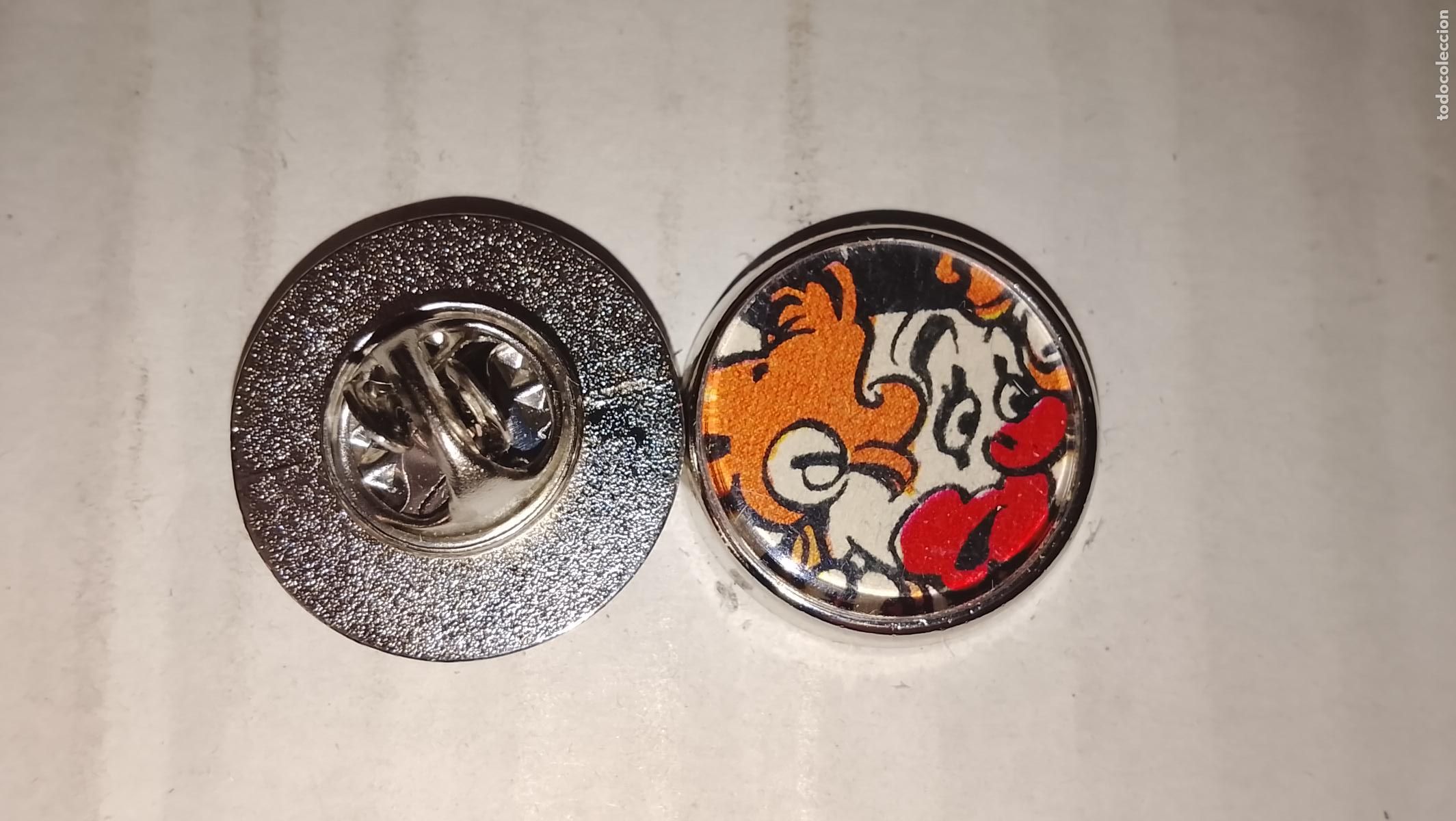 Sammlung von Pins: pin redondo metal - dibujos animados personajes Pipo en de slaapridder payaso