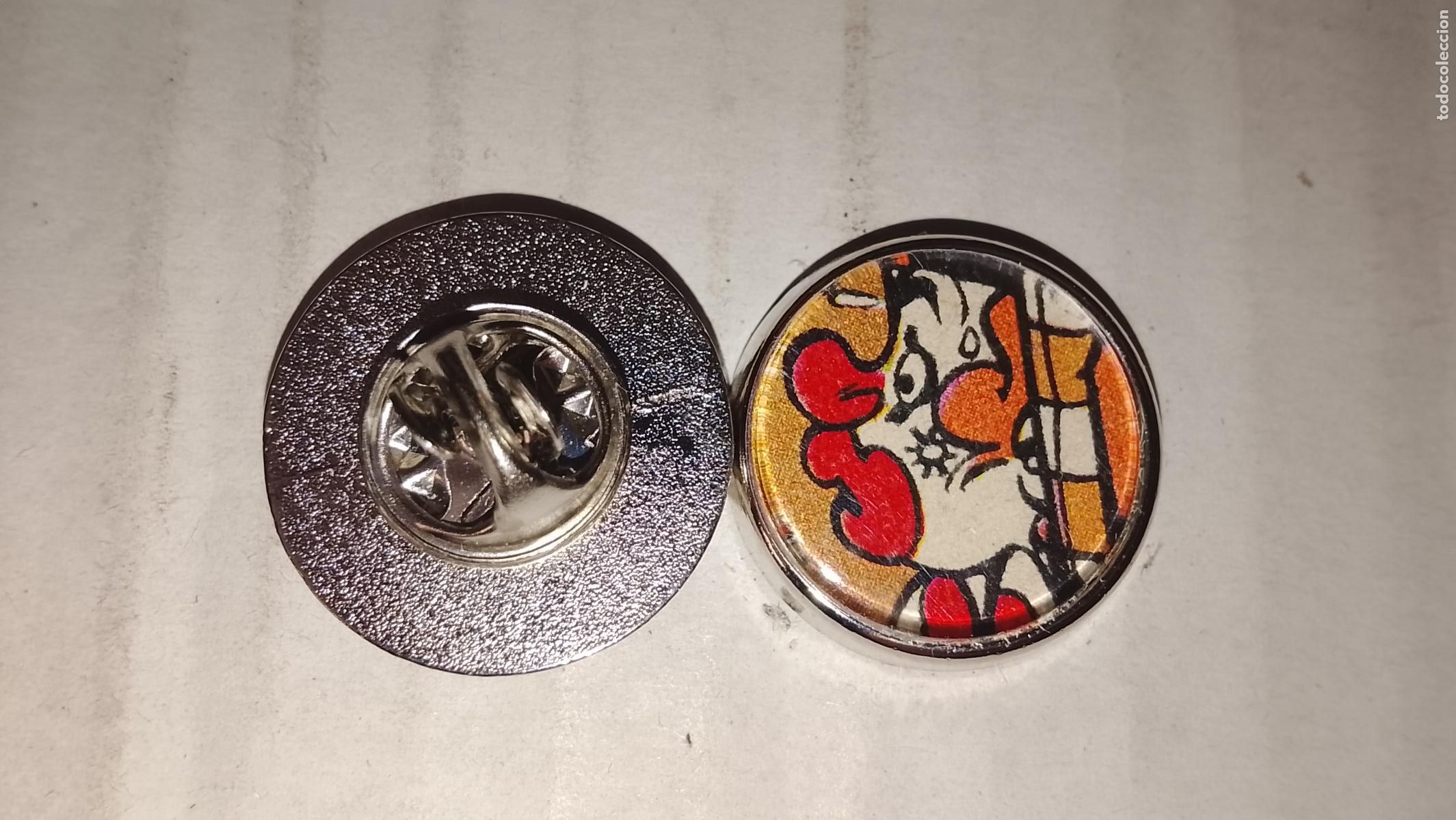 Sammlung von Pins: pin redondo metal - dibujos animados personajes Pipo en de slaapridder payaso