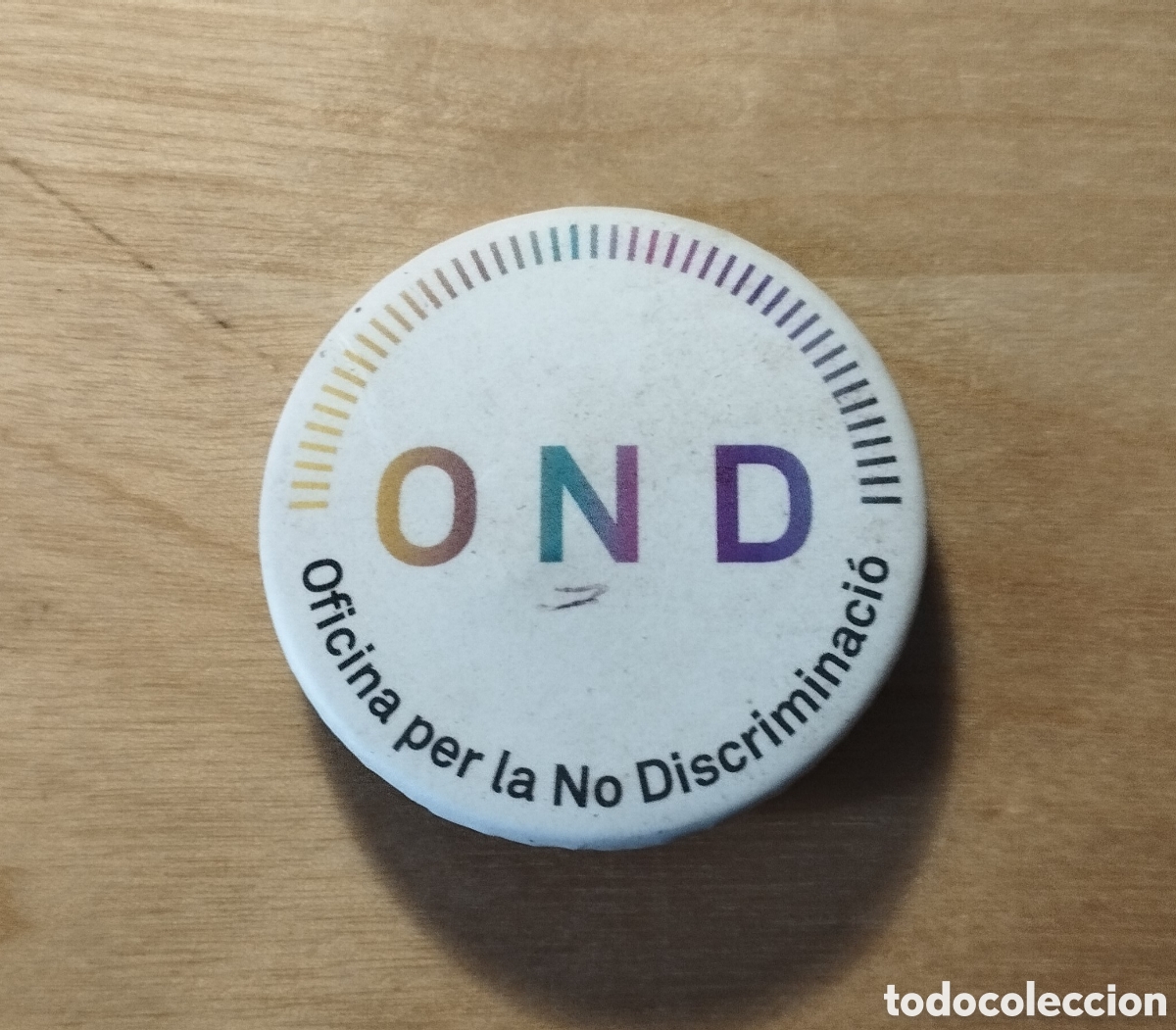 Pin's de collection: CHAPA OND OFICINA PER LA NO DISCRIMINACI&Oacute; - BARCELONA - 2025